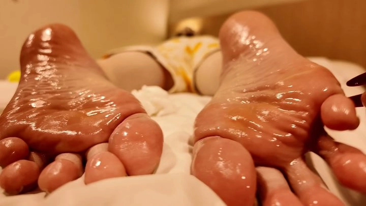 POV Oiled Soles Massage & Gentle Tickling – Soft Reactions